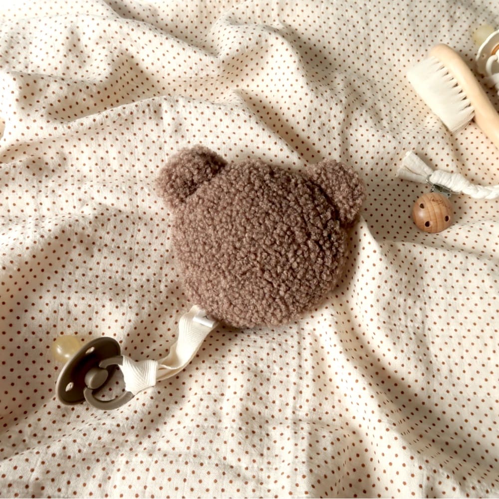 attache-tetine-ourson-sherpa-sundays-kids-store-marron-1