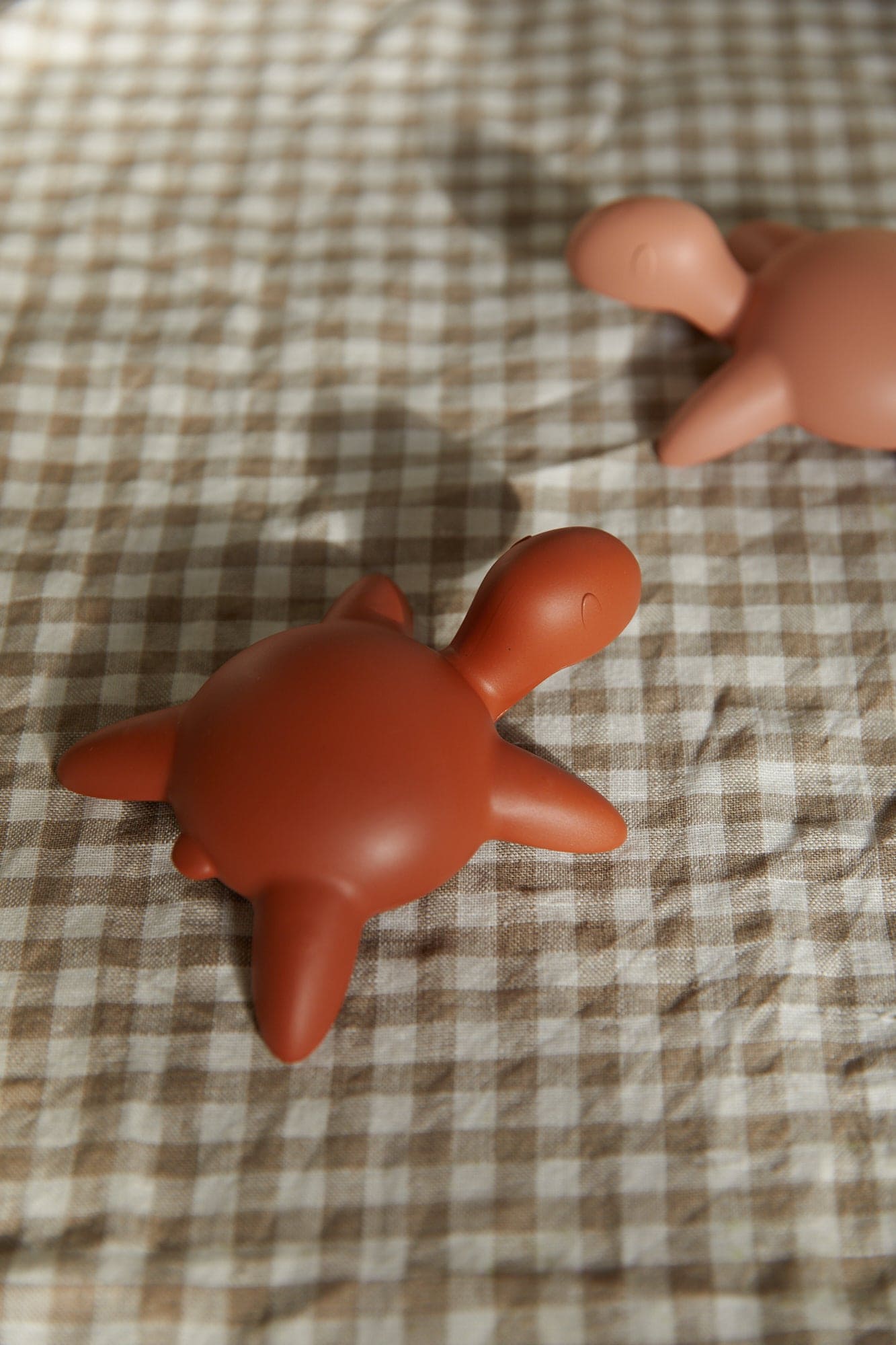 jouet-de-bain-tortue-plastique-recycle-greta-the-great-sundays-kids-store-3