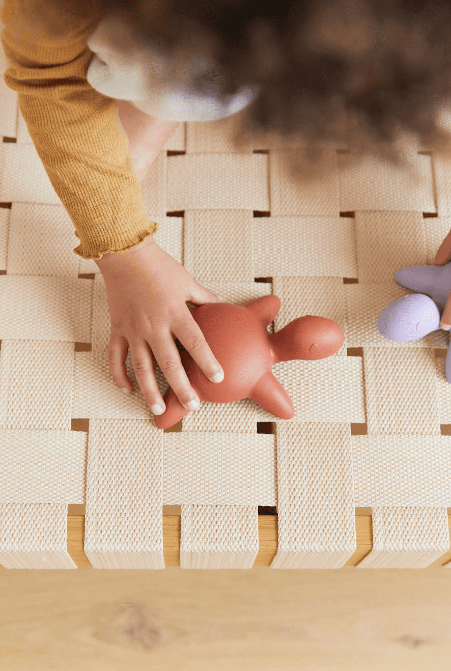 jouet-de-bain-tortue-plastique-recycle-greta-the-great-sundays-kids-store-Coral-4