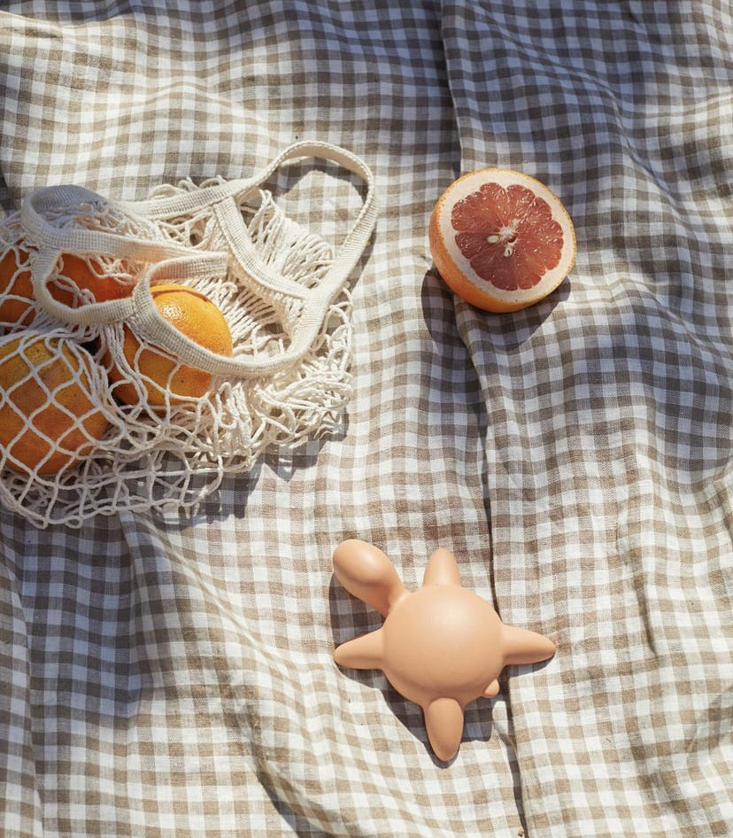 jouet-de-bain-tortue-plastique-recycle-greta-the-great-sundays-kids-store-Coral-6-