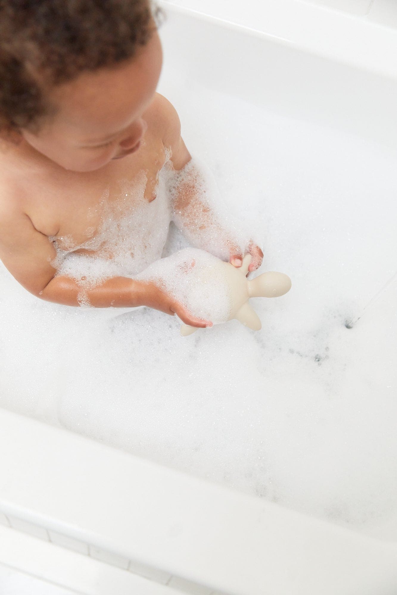 jouet-de-bain-tortue-plastique-recycle-greta-the-great-sundays-kids-store-beige-2