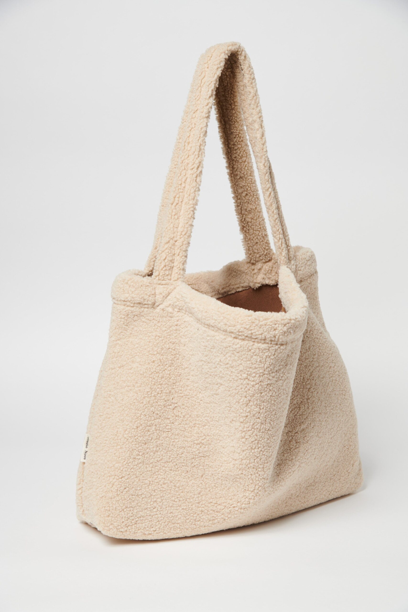 sac-Studio-Noos-mombag-teddy-ecru-sundays-kids-store