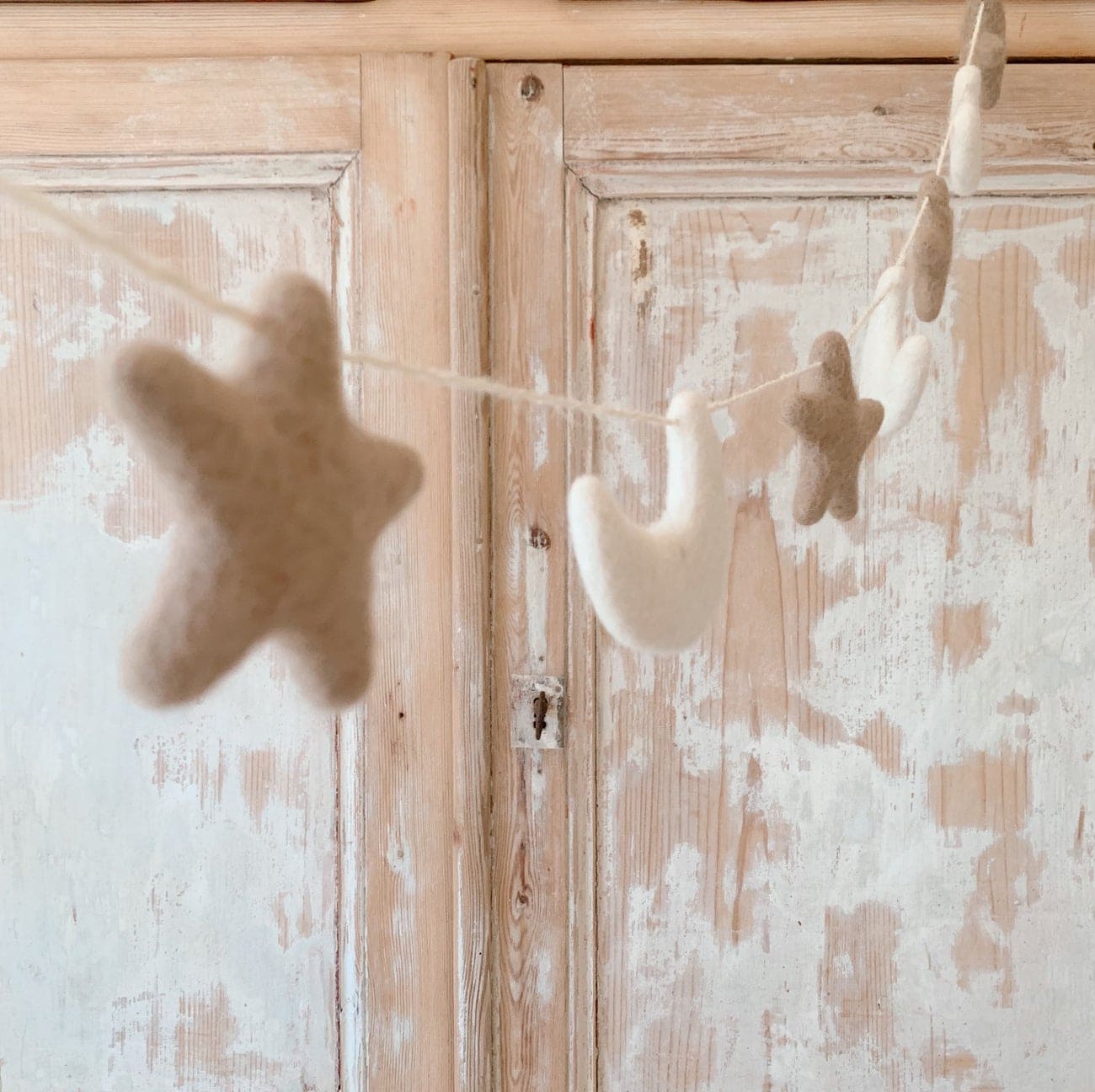 guirlande-chambre-bebe-lunes-etoiles-laine-feutree-sundays-kids-store-1