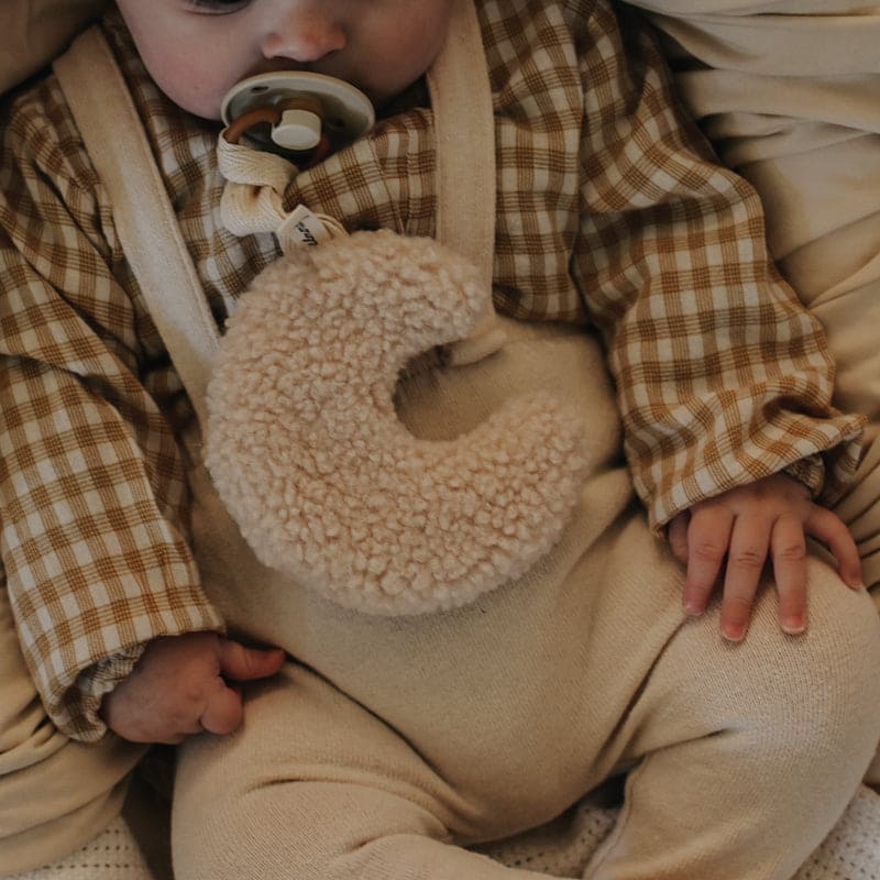 attache-tetine-lune-sherpa-creme-milinoon-sundays-kids-store-2