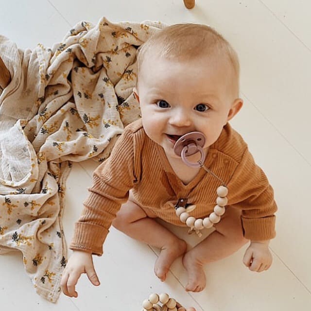 attache-tetine-silicone-beige-bebe-bezisa-sundays-kids-store-1