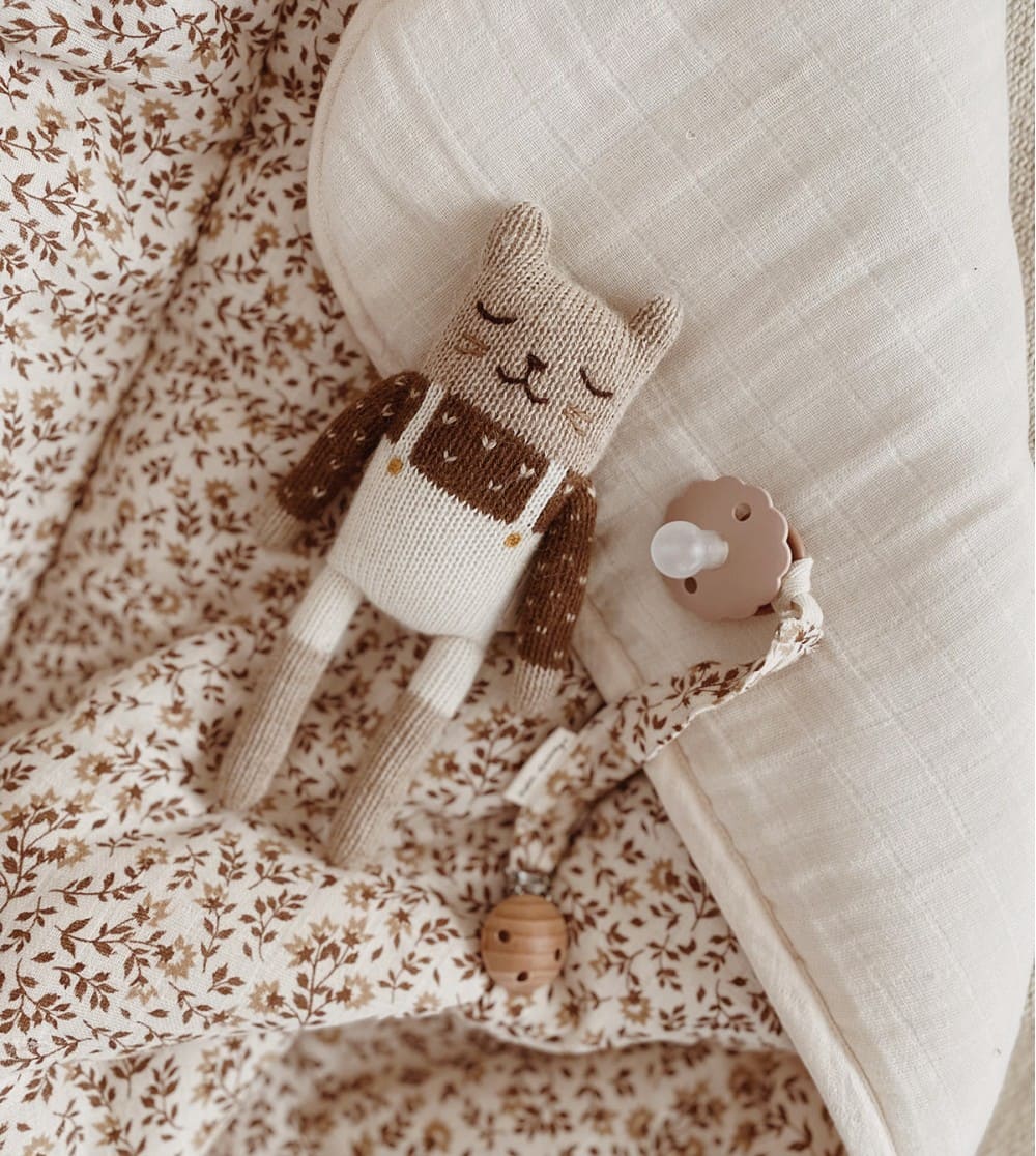 doudou-chaton--mains-sauvage-salopette-ecru-sundays-kids-store-2