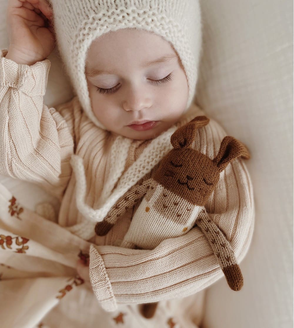 doudou-lapin-main-sauvage-salopette-ecru-sundays-kids-store