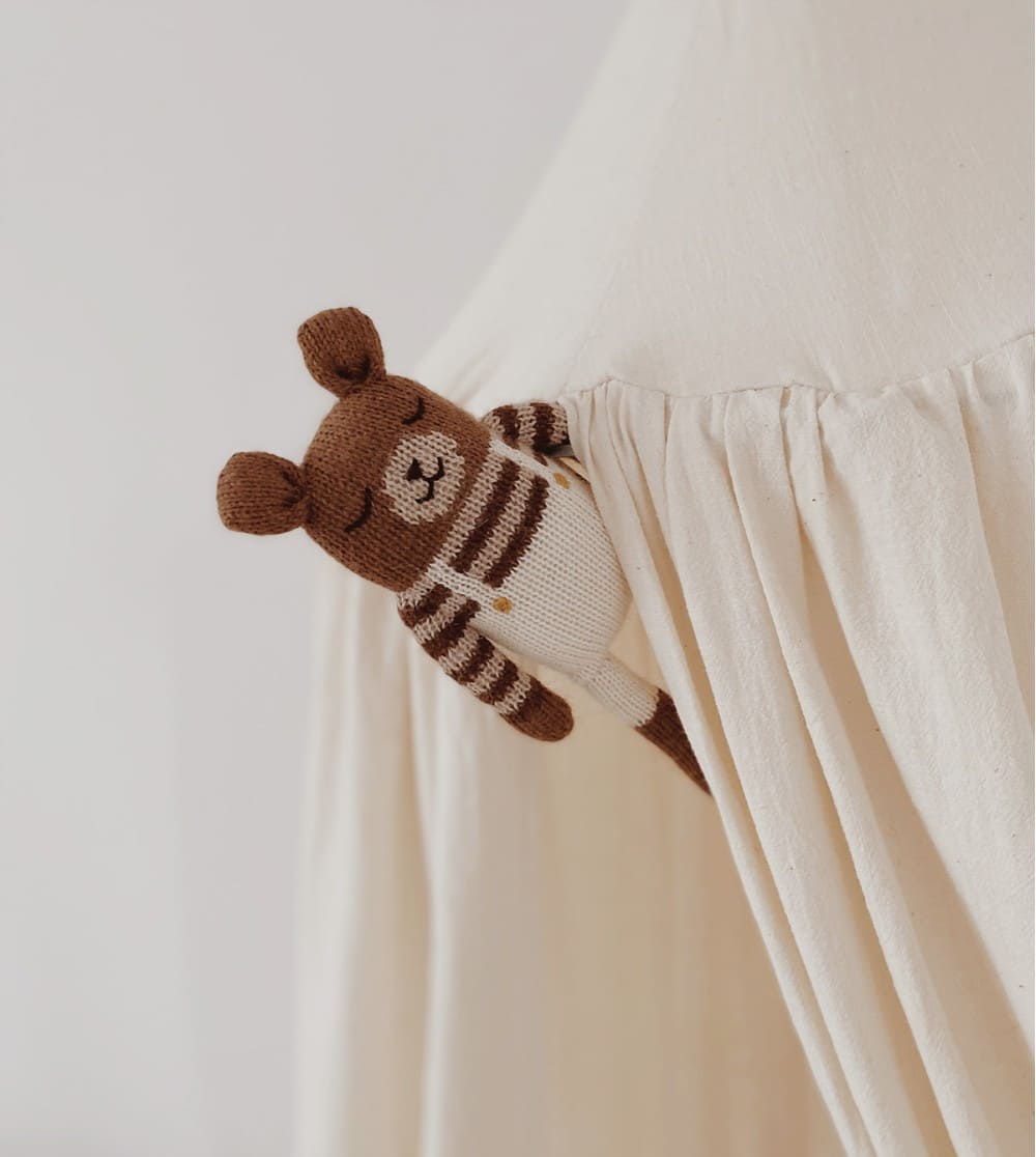doudou-ourson-laine-main-sauvage-salopette-ecru-sundays-kids-store-1
