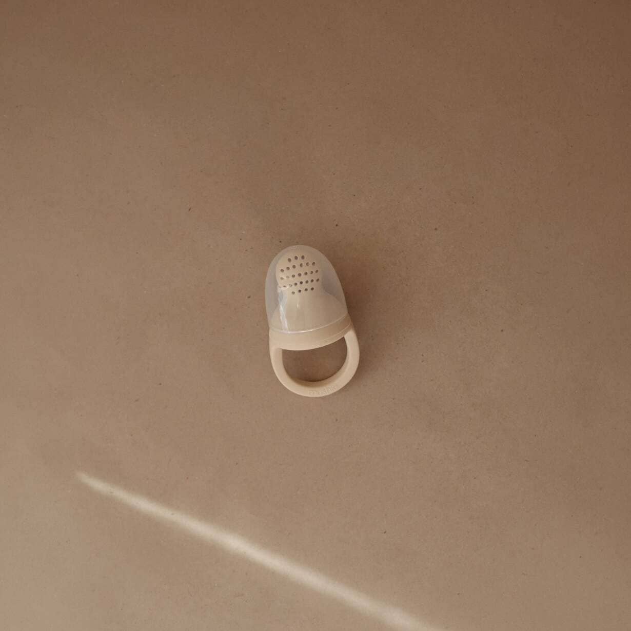 tetine-grignoteuse-silicone-mushie-sundays-kids-store-sand