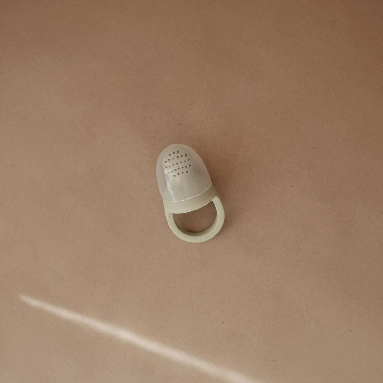 tetine-grignoteuse-silicone-mushie-sundays-kids-store-vert-sauge