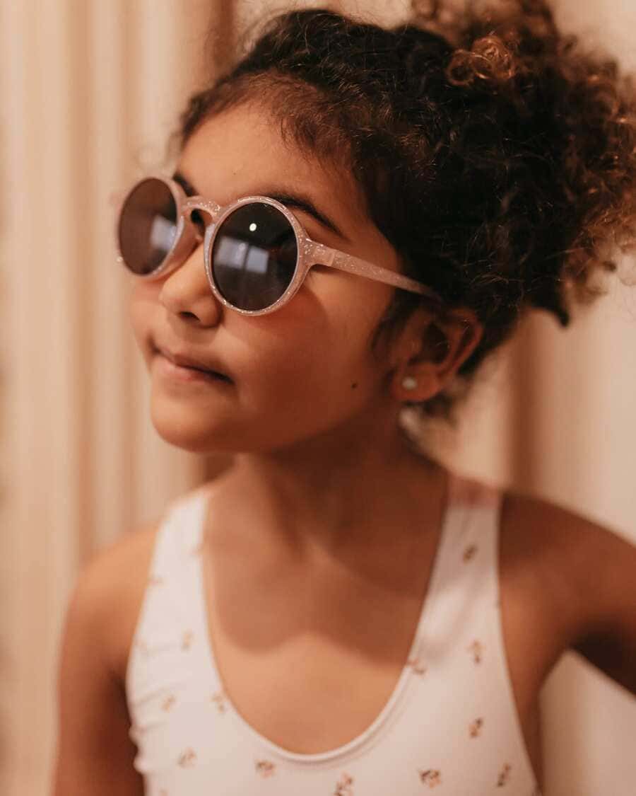 lunettes-de-soleil-enfant-a-paillettes-glitter-blush-mrs-ertha-sundays-kids-store