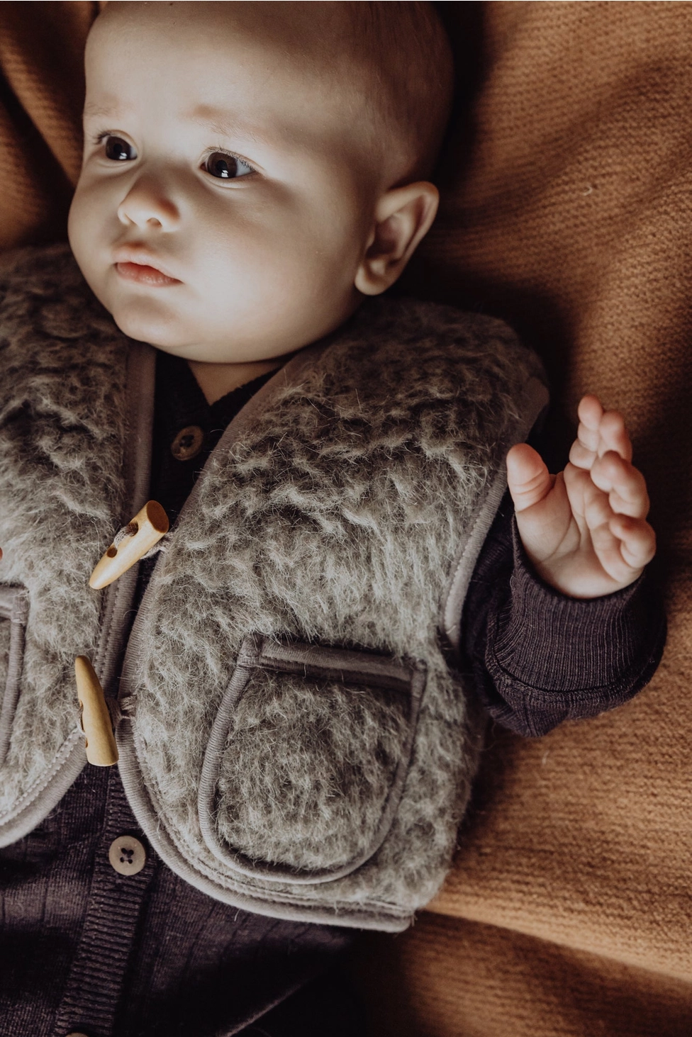 gilet-sherpa-laine-enfant-bebe-finch-and-fable-sundays-kids-store-sand-1
