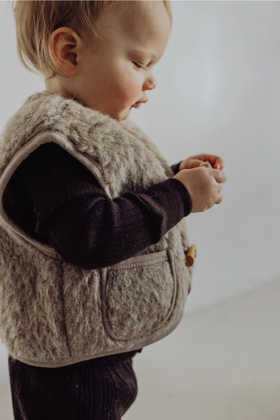 gilet-sherpa-laine-enfant-bebe-finch-and-fable-sundays-kids-store-sand-2