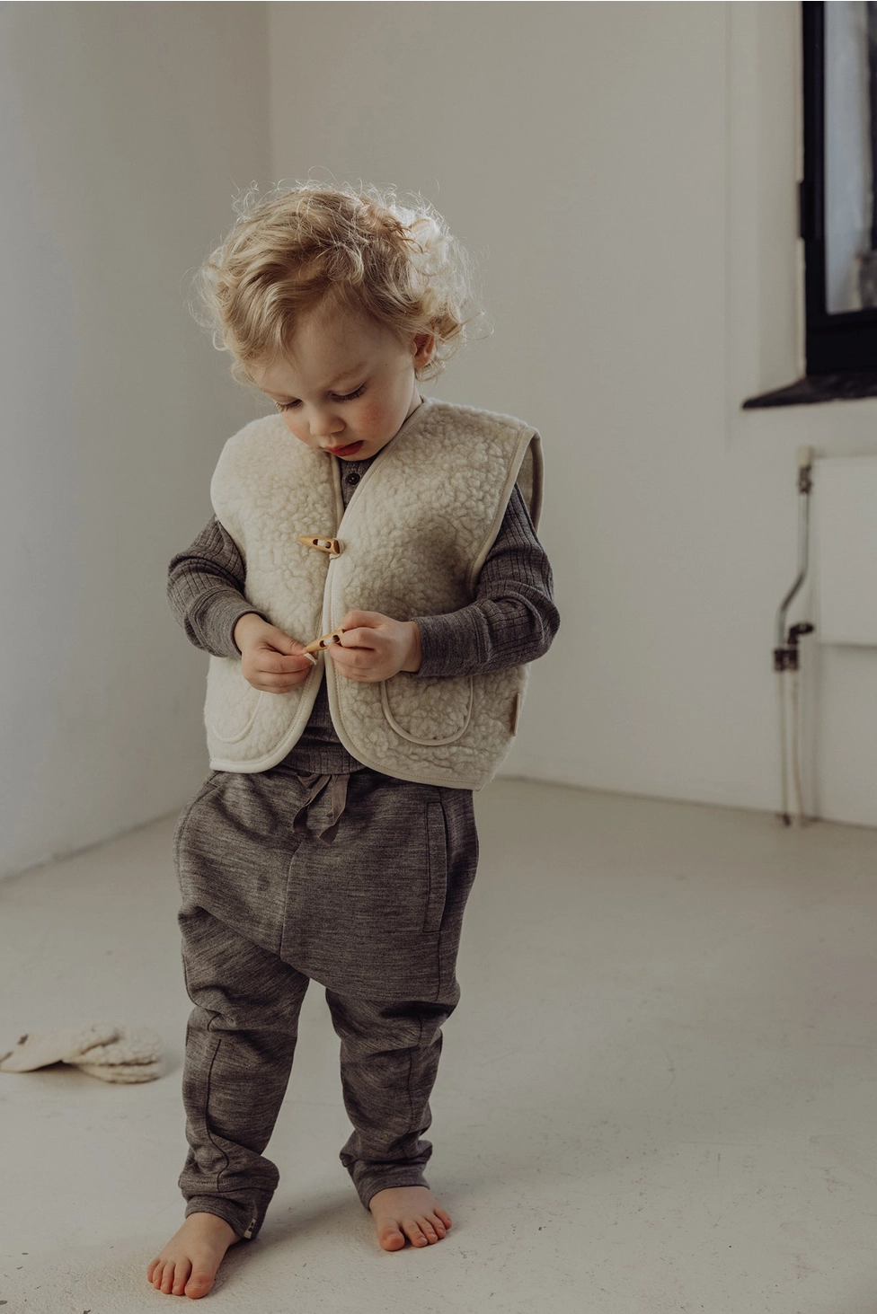 gilet-sherpa-laine-merinos-enfant-bebe-finch-and-fable-sundays-kids-store-milk-1