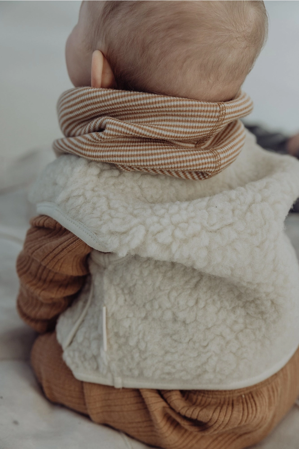 gilet-sherpa-laine-merinos-enfant-bebe-finch-and-fable-sundays-kids-store-milk-2