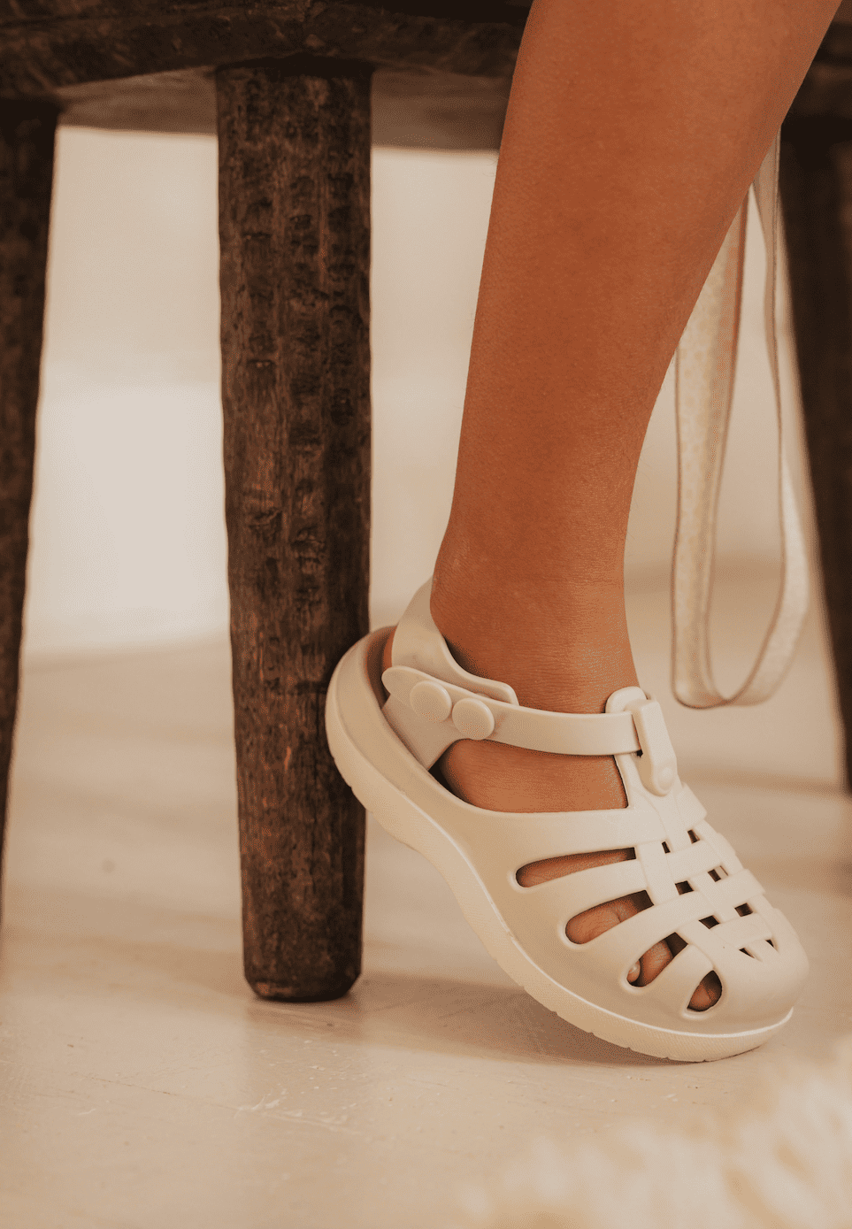 sandales-de-plage-enfant-mrs-ertha-sundays-kids-store- Light Coconut-5